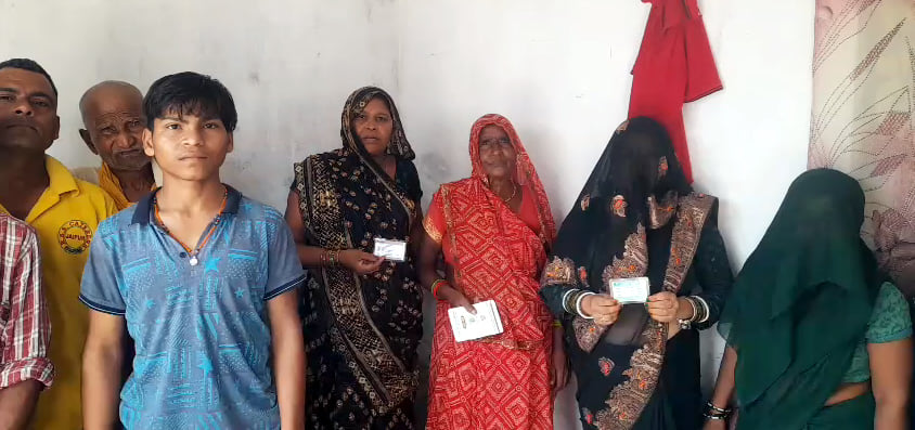 Agra News: घटतौली की शिकायत पर राशन कार्ड से यूनिट कटवाने का आरोप