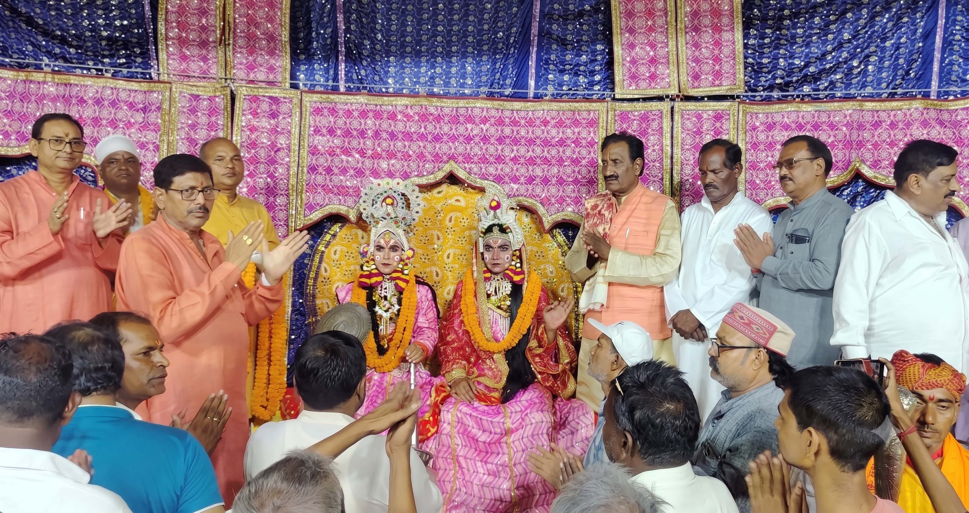 भदोही नगर के एतेहासिक रामलीला शुभारंभ के मोके पर बीती रात जुटे रामलीला समिति के पदाधिकारी। स्रो