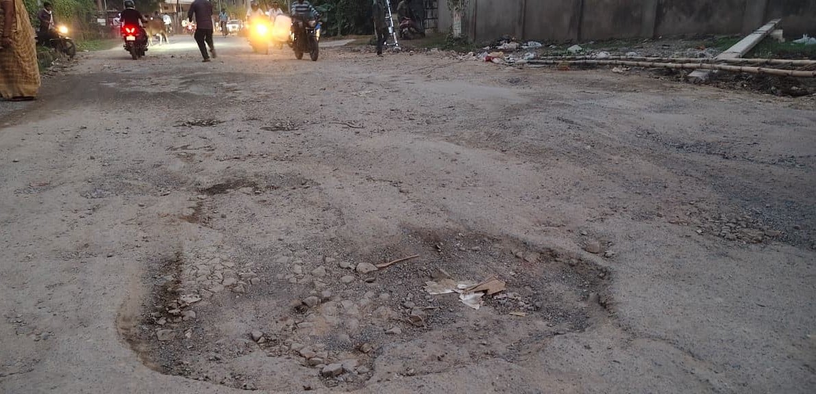 Bhadohi News: स्टेशन जाने वाली सड़कें बदहाल दो फीट गहरे गड्ढे में गिर रहे यात्री