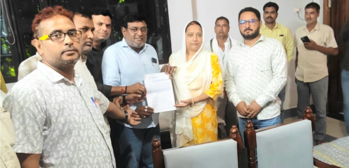 Ballia News: पासिंग मार्क्स की बाध्यता खत्म करने की मांग
