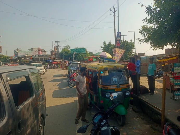 बस स्टेशन परिसर के बाहर हाइवे किनारे खड़े डग्गामार वाहन। संवाद 