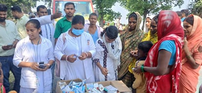 बाढ़ प्रभावित क्षेत्रों में राहत और बचाव कार्य में जुटे जिलाधिकारी