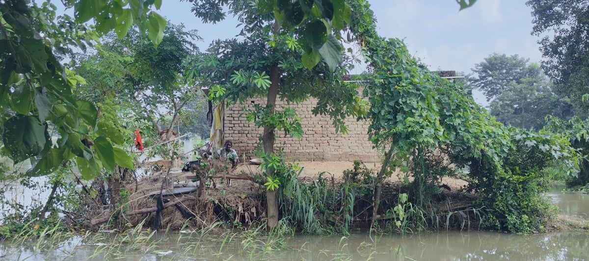 Siddharthnagar News: बाढ़ से घिरे छह टोले, मुख्य मार्ग से संपर्क कटा