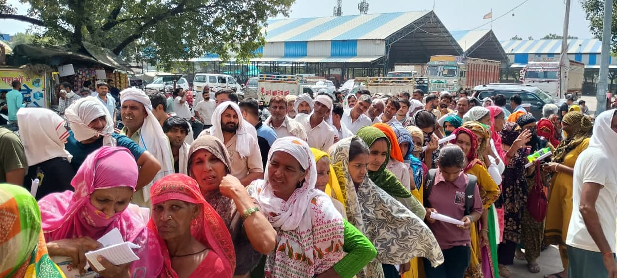 Farmers thronged the grain market for DAP; they faced difficulties from morning till afternoon.