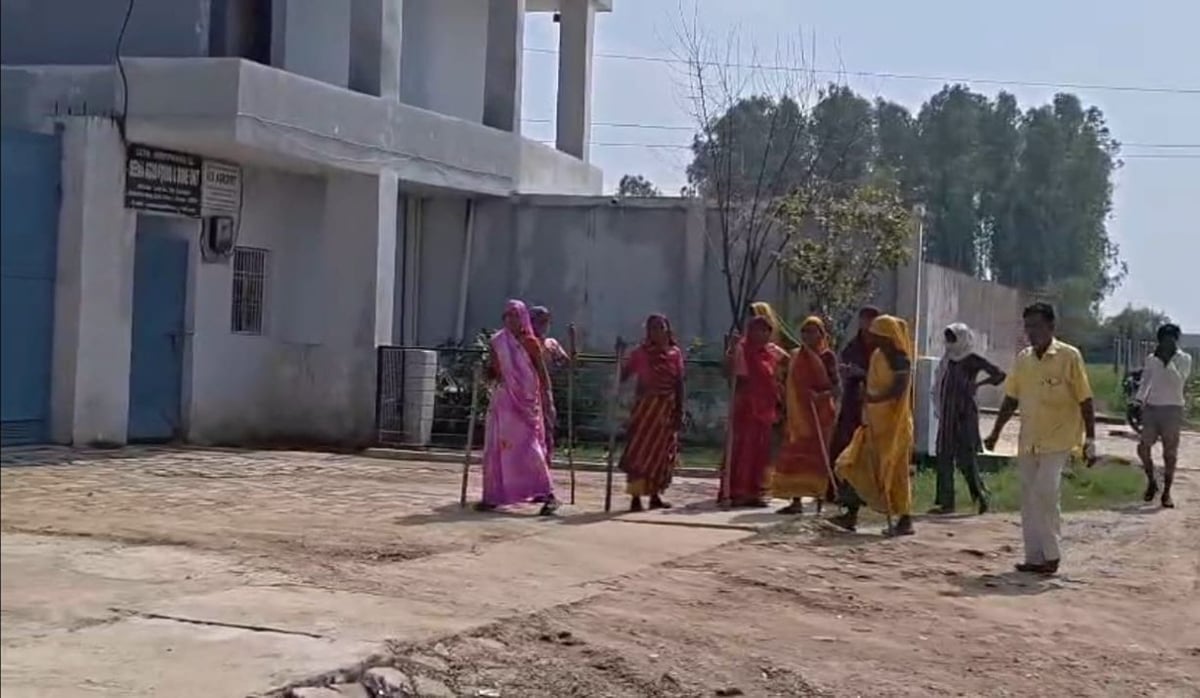 Unnao News: ग्रामीणों ने पशु आहार फैक्टरी के बाहर किया हंगामा