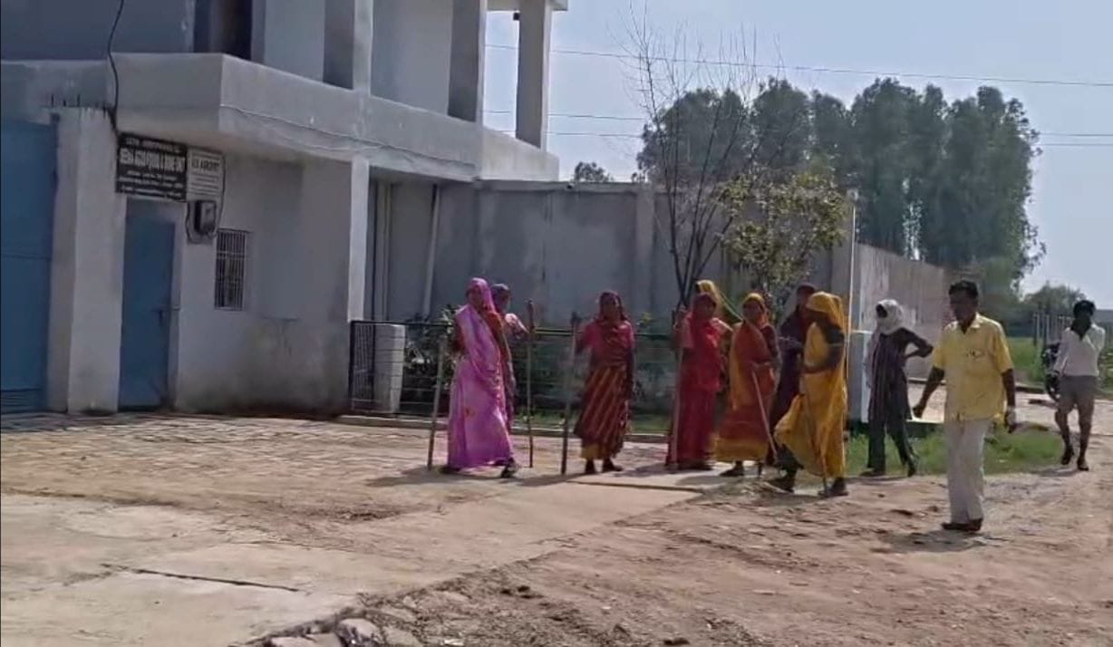 फैक्टरी गेट के बाहर खड़ी महिलाएं। स्रोत: वीडियो