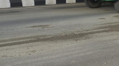 फ्लाईओवर पर स्लैब डालने के दौरान गाड़ी और सड़क पर गिरा मलवास्रोत जागरूक पाठक 