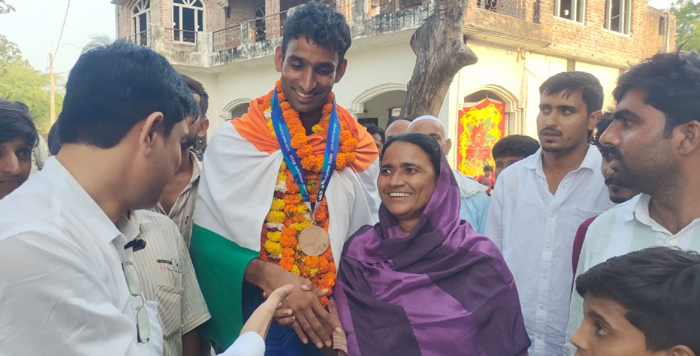 फुरसतगंज में कांस्य पदक जीतकर घर लौटे सलमान खान को माला पहनाकर स्वागत करते लोग। स्रोत: स्थानीय 
