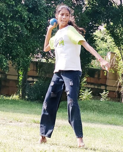  फुरसतगंज स्थित एफडीडीआई में आयोजित प्रतियोगिता में गोला फेंक में जोर आजमाइश करती प्रतिभागी। स