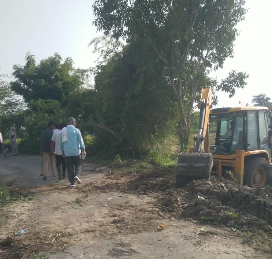 फोटो: 11 नाली की खुदाई करती जेसीबी मशीन। स्रोत ग्रामीण