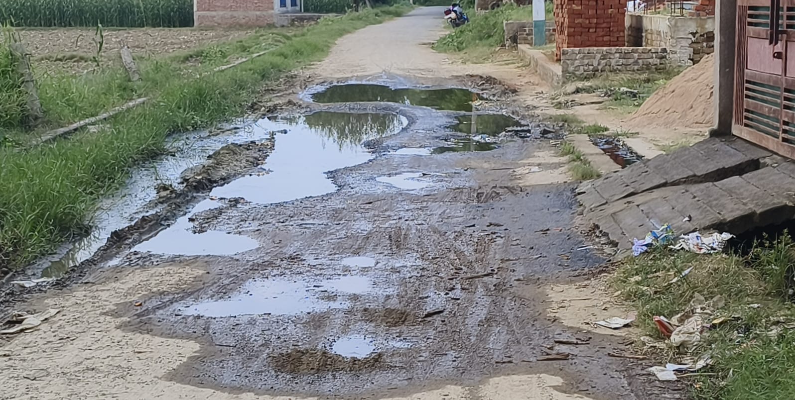 फोटो: 12 बिरारी इकदिल मार्ग पर भरा पानी। संवाद