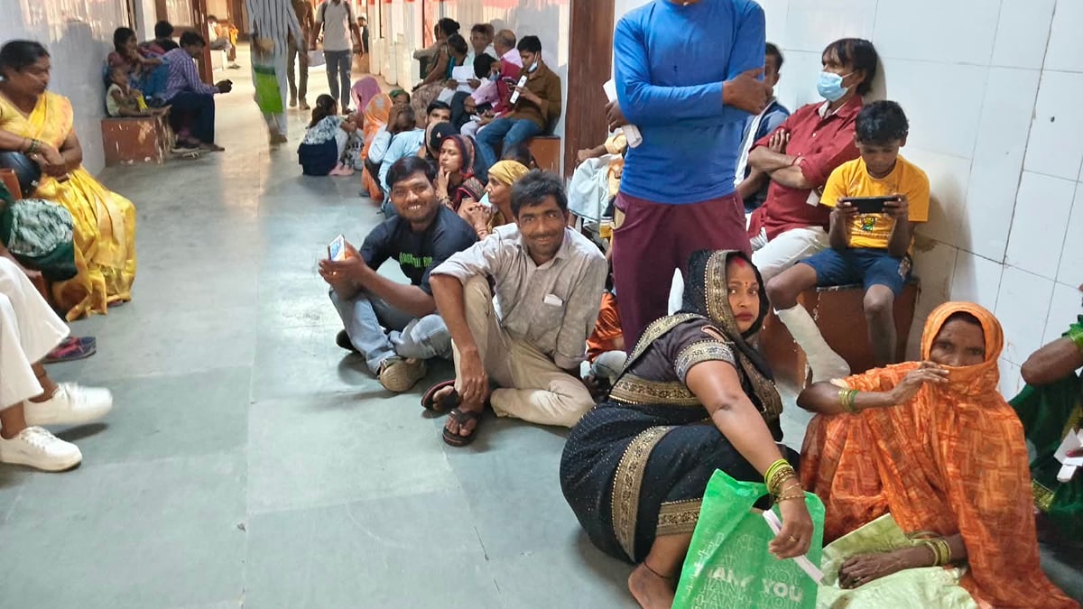 Firozabad News: डेढ़ घंटे बंद रही एक्स-रे सेवा, लाइन में इंतजार करते रहे मरीज