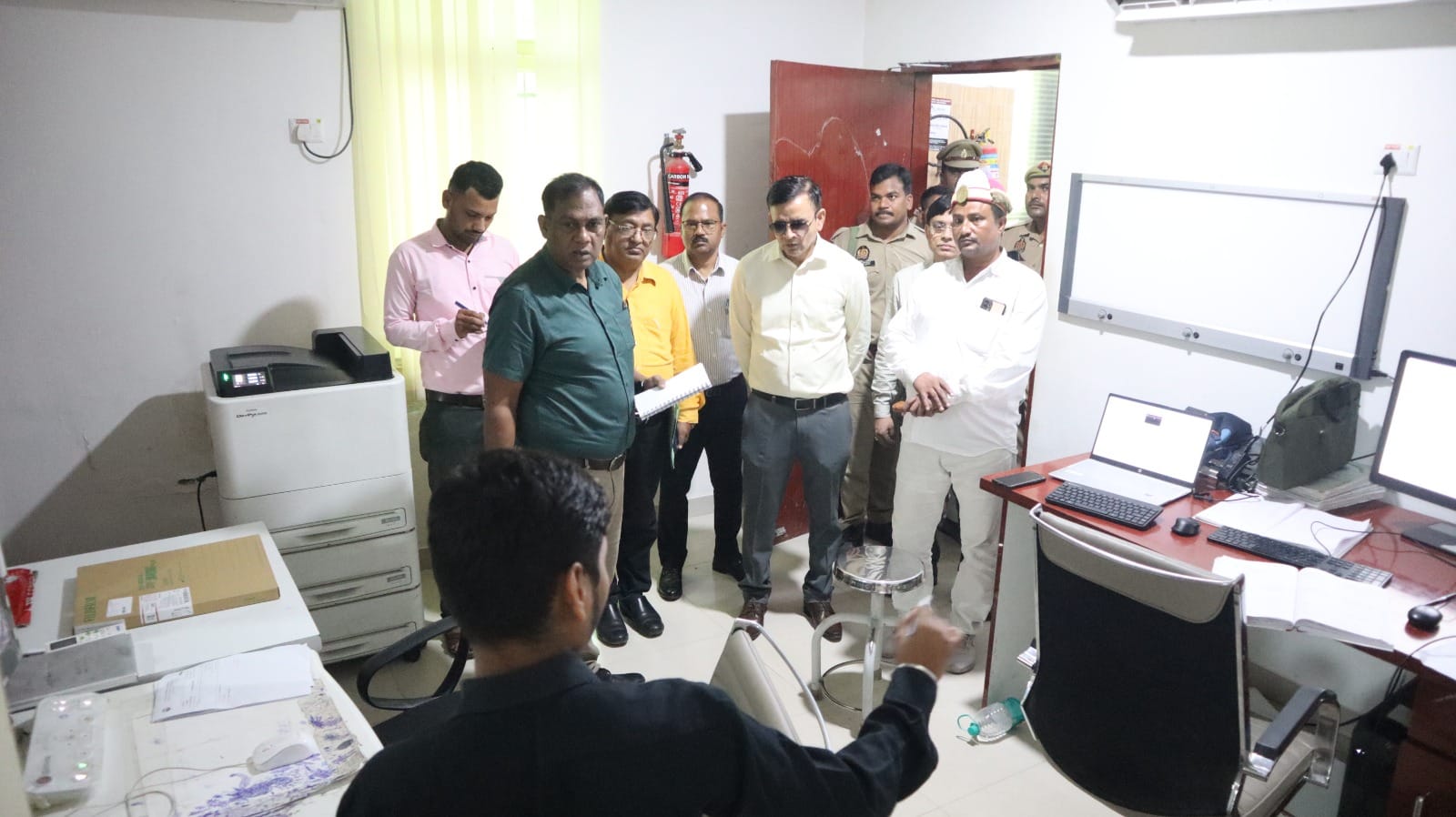 फोटो-2-मेडिकल कॉलेज में निरीक्षण करते मंडलायुक्त अजीत कुमार। स्रोत: सूचना विभाग