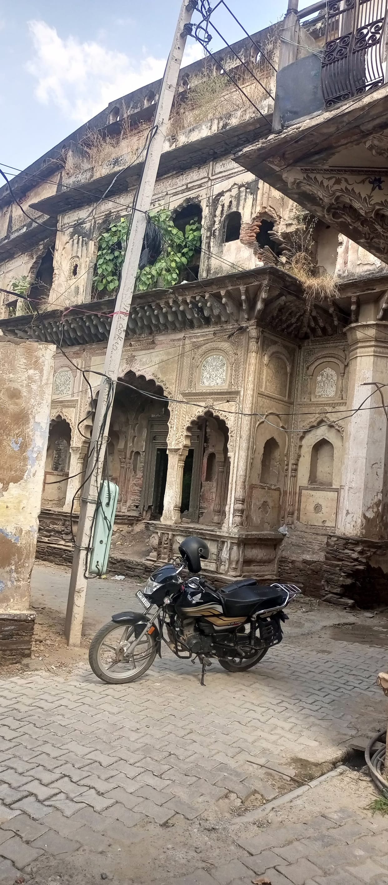 Dozens of dilapidated buildings in Tajpur have become a hazard; demand raised for administrative action.