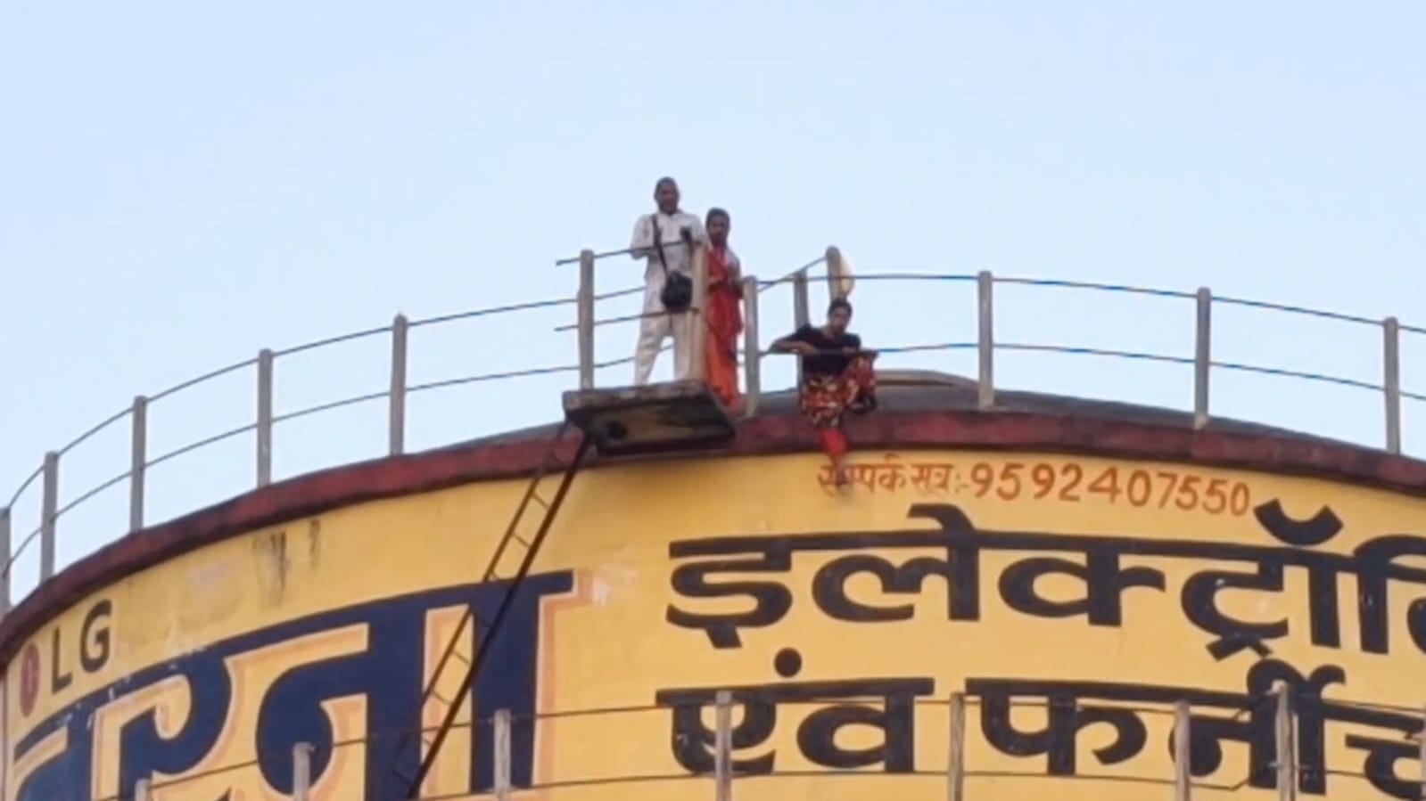 फोटो 26:: टंकी पर चढ़े किन्नर। सोशल मीडिया