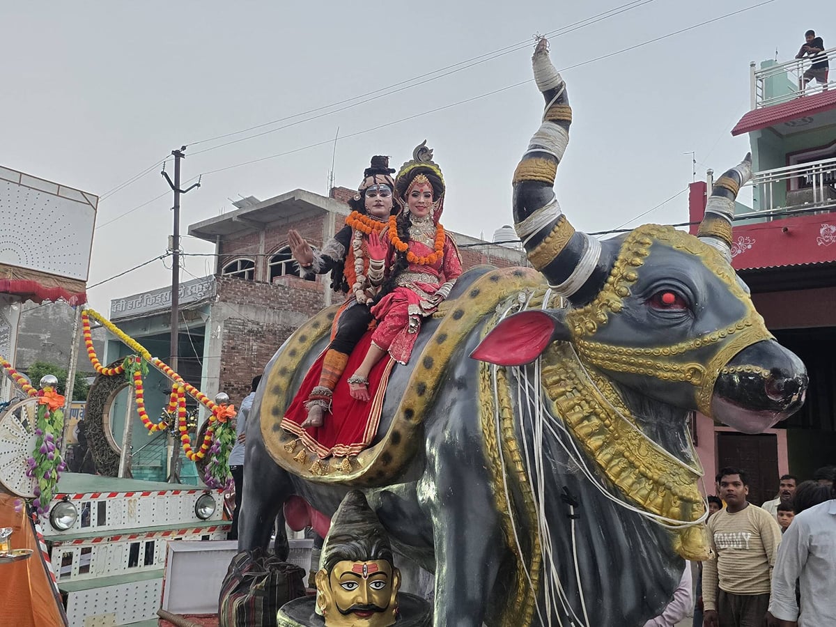 Etawah News: विशाल शिव बरात, नंदी पर भोलेनाथ की झांकी बनी मुख्य आकर्षण
