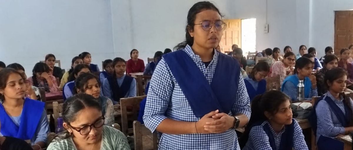 Mahoba News: भाषण में वैष्णवी, अर्पिता और आस्था ने मारी बाजी
