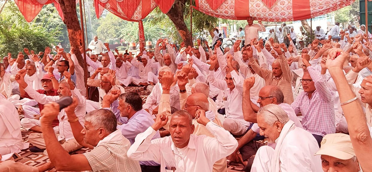 Retired employees end their sit-in after submitting a memorandum addressed to the Prime Minister.