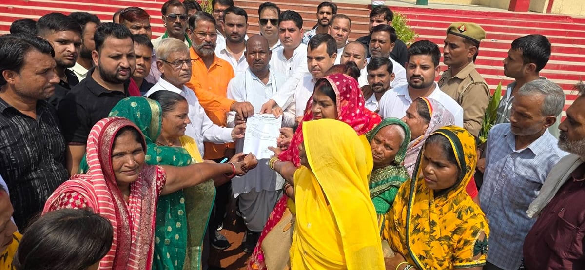 Firozabad News: नगर निगम के रवैये के खिलाफ मुख्यालय पर प्रदर्शन