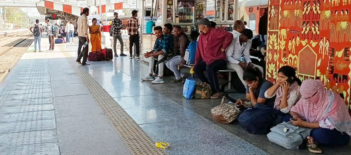 Fatehpur News: त्योहारों में ट्रेनों में नो-रूम और लंबी वेटिंग से यात्री परेशान