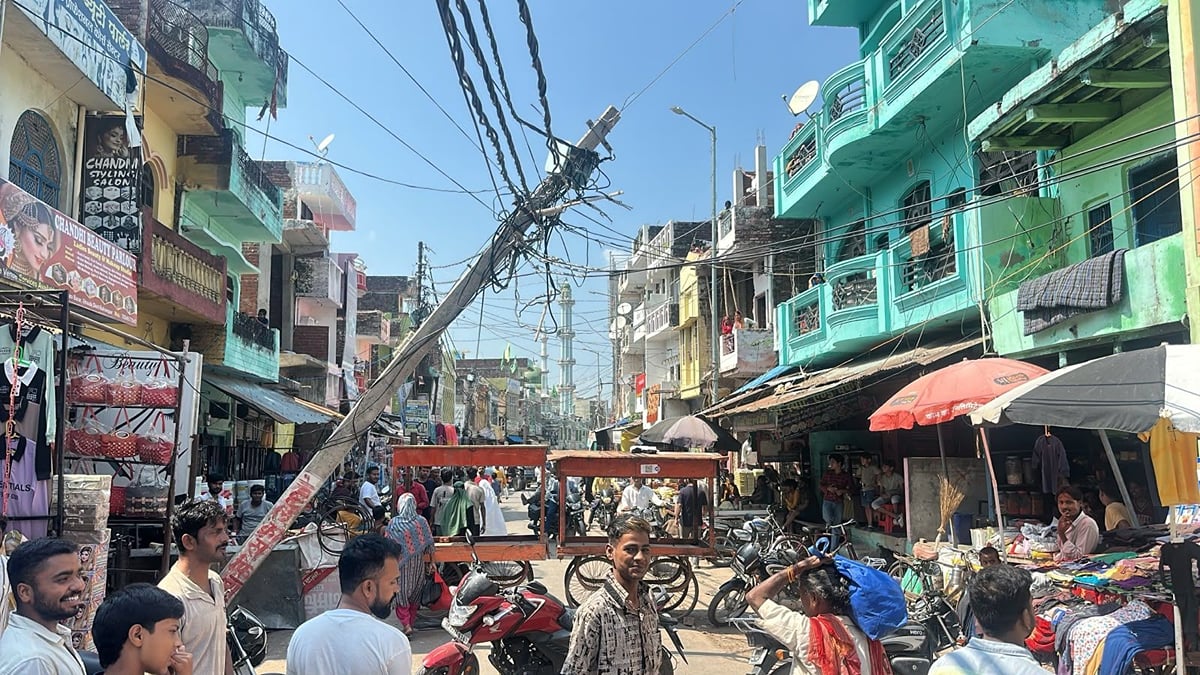 Balrampur News: सात दिन बाद भी 450 गांवों में रहा अंधेरा, उपभोक्ताओं ने किया प्रदर्शन