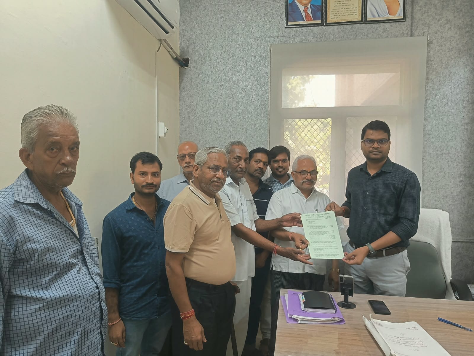 फोटो: 9 एसडीएम जसवंतनगर को ज्ञापन देते महासभा के पदाधिकारी। स्रोत संवाद