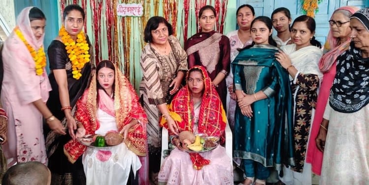 फोटो - बुटाना गांव में कार्यक्रम में गर्भवती महिलाओं की गोदभराई करती हुई। स्रोत - प्रवक्ता