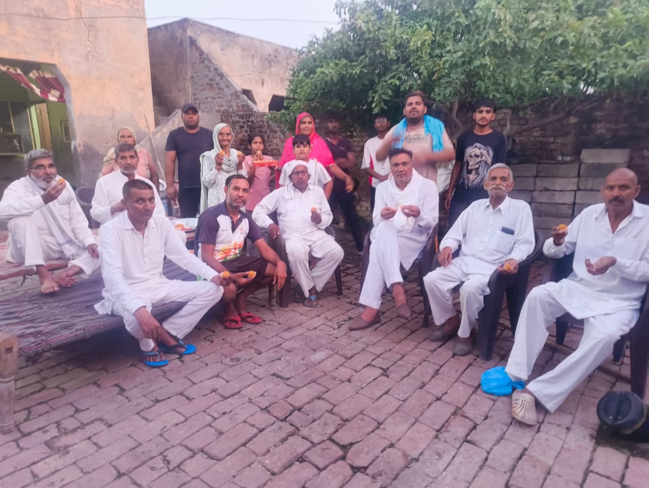 फोटो: एशियाई खेलों में कांस्य पदक जीतने पर सोनीपत के डबरपुर में खुशी मनाते पहलवान सुनील कुमार क