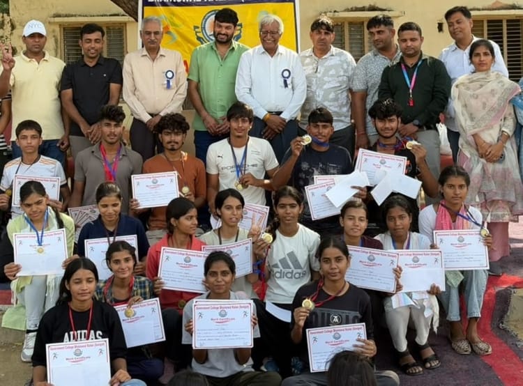 फोटो - राजकीय कॉलेज भैंसवाल कलां में खेलकूद प्रतियोगिता में विजेता रहे खिलाड़ियों के साथ शिक्षक।