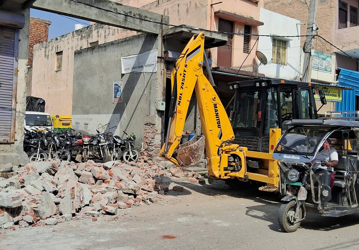 Police and Municipality at odds over former municipal office; wall demolished using a bulldozer.