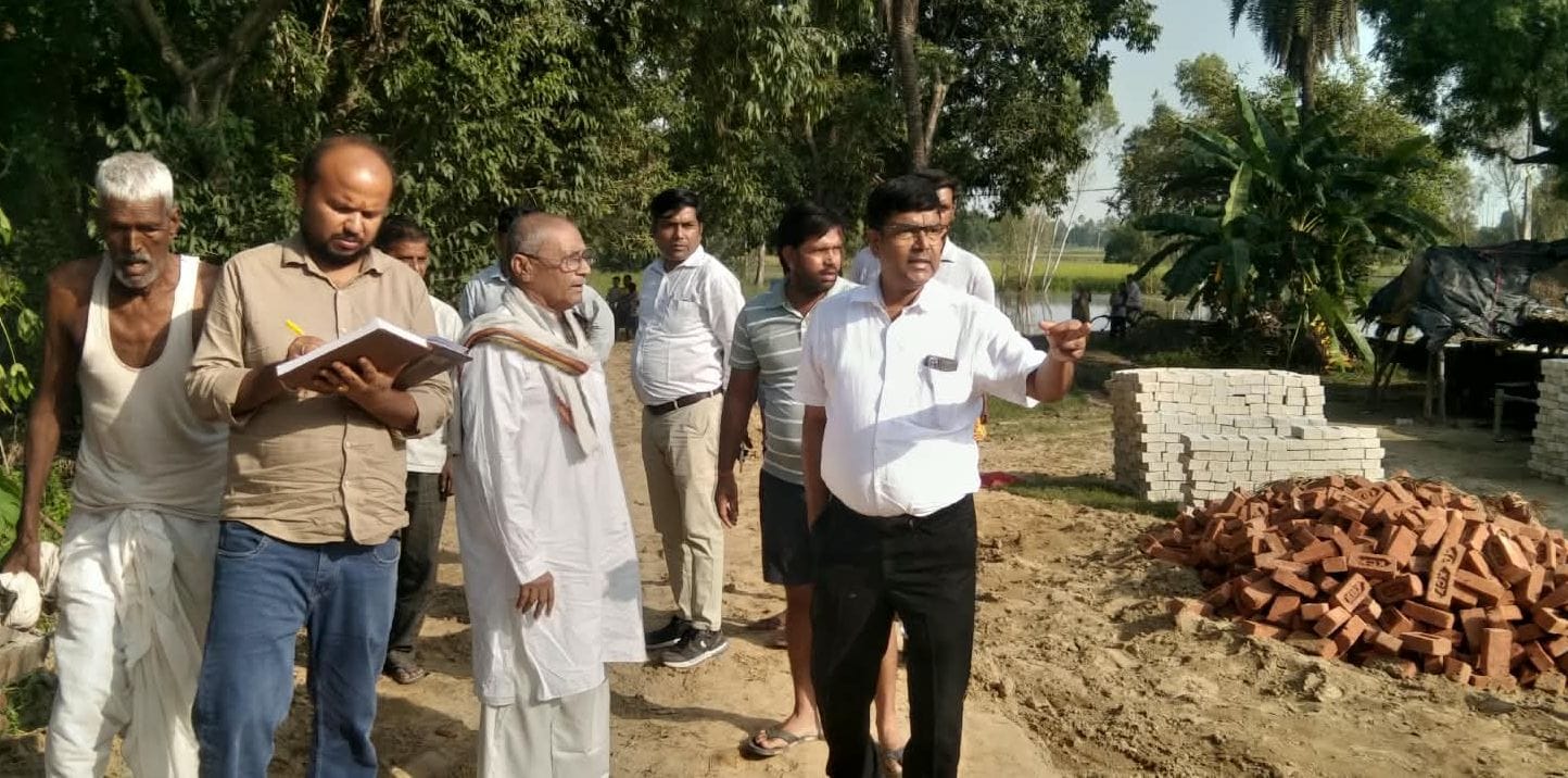 फोटो49सिढ़पुरा की ग्राम पंचायत शेखूपुरा में निरीक्षण करने पहुंचे डीपीआरओ राजेश चौरसिया। स्रोत
