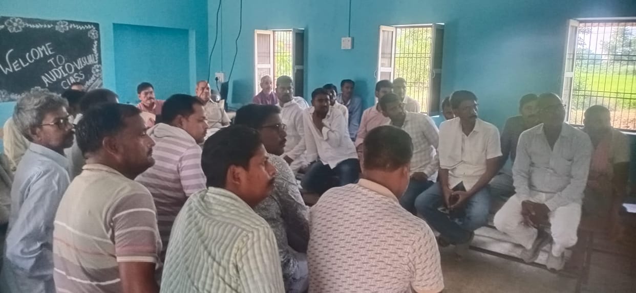 Farmers' demand to maintain a water level of 350 feet in the dam.