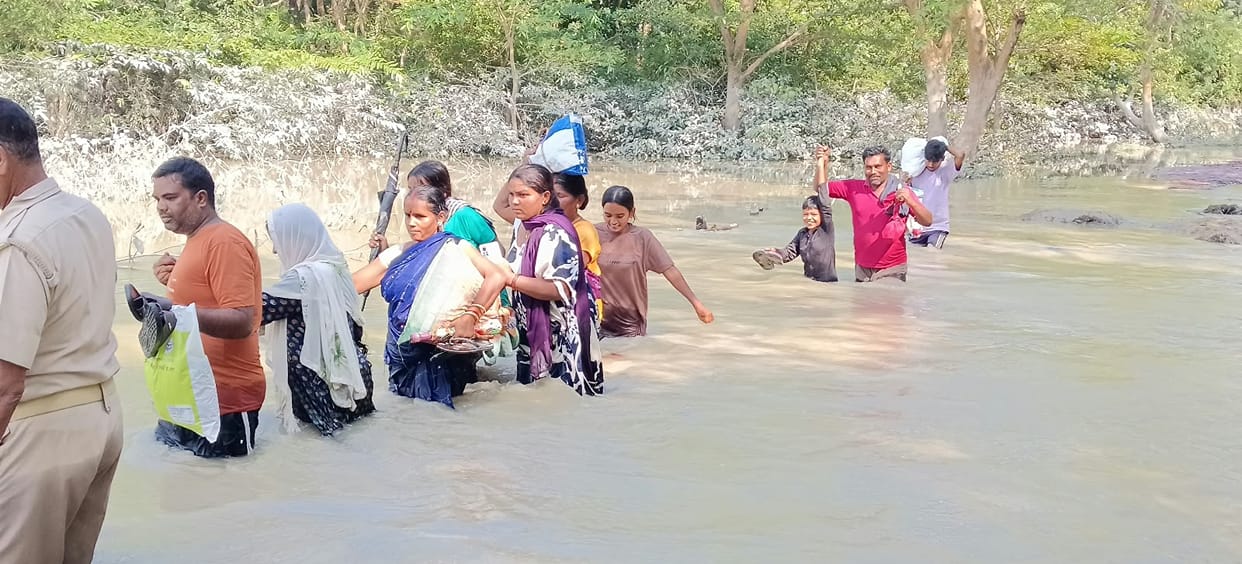 Villagers returning to flood-affected areas witnessed the devastation; the administration has begun an assessment.