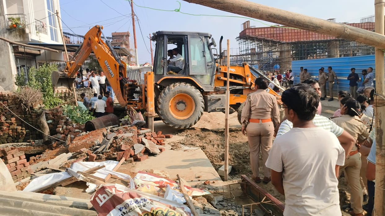 Bharat Bhushan Colony in Gola has been submerged in water for four days