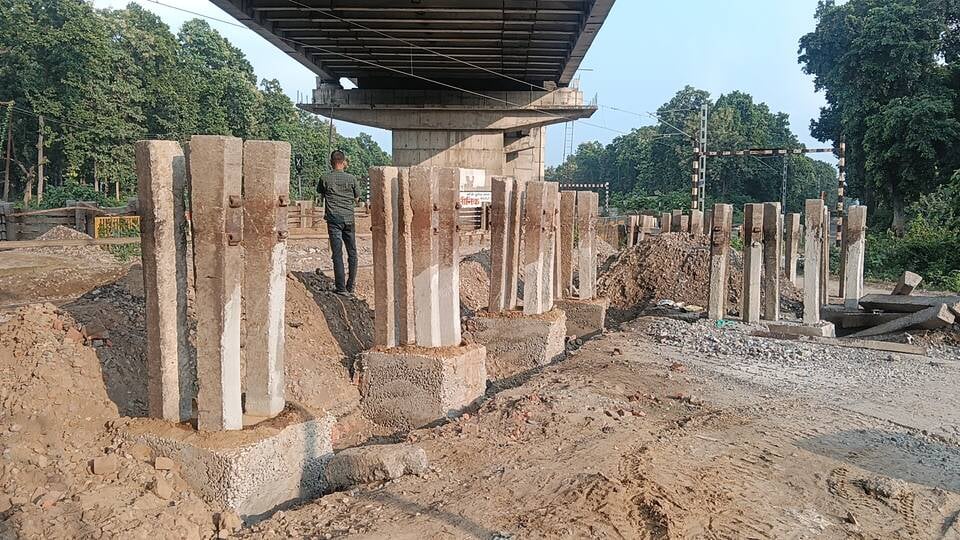 Lakhimpur Kheri News: ओवरब्रिज के नीचे सीमेंट की बाड़ लगाकर रास्ता किया बंद