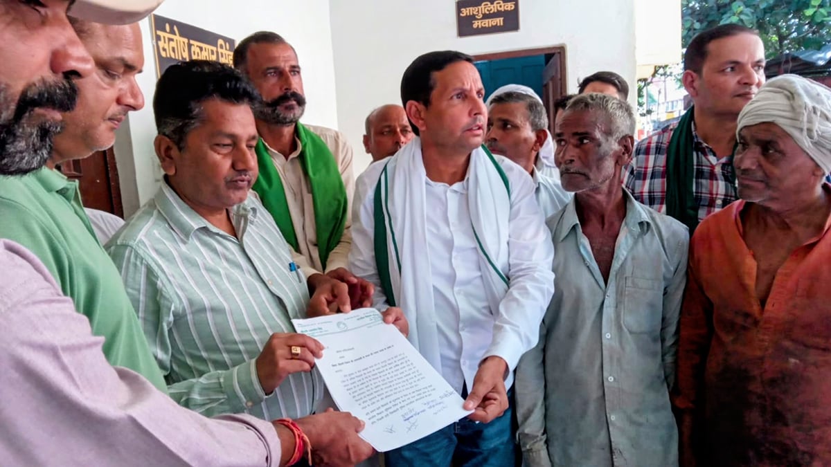 Meerut News: शाॅर्ट सर्किट से जली गन्ने की फसल का मांगा मुआवजा
