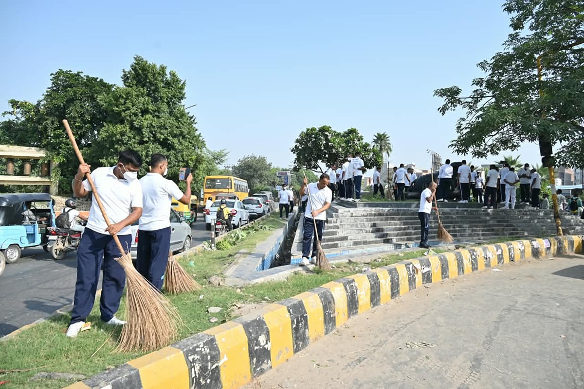 Noida News: सीआरपीएफ ने चलाया स्वच्छता अभियान