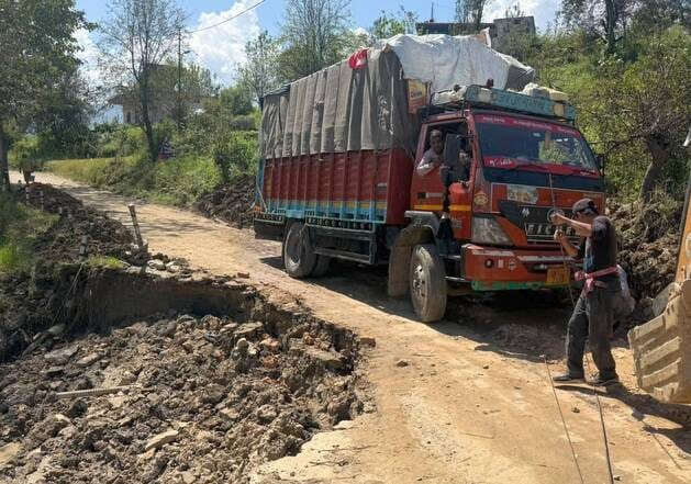 Truck stuck after road caves in at Binkholi; traffic jam lasts for hours.