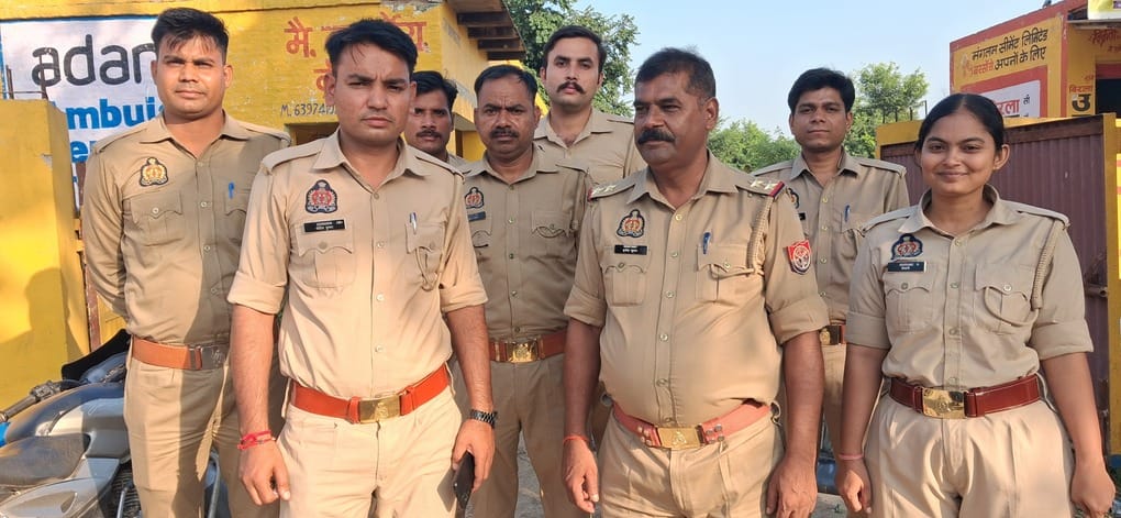 घटना के बाद गांव में तैनात पुलिस फोर्स।  संवाद