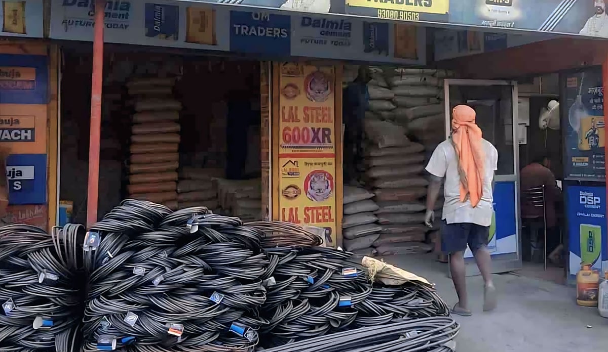 Prayagraj News: घर बनाना हुआ महंगा, आसमान छू रहे मटेरियल के दाम