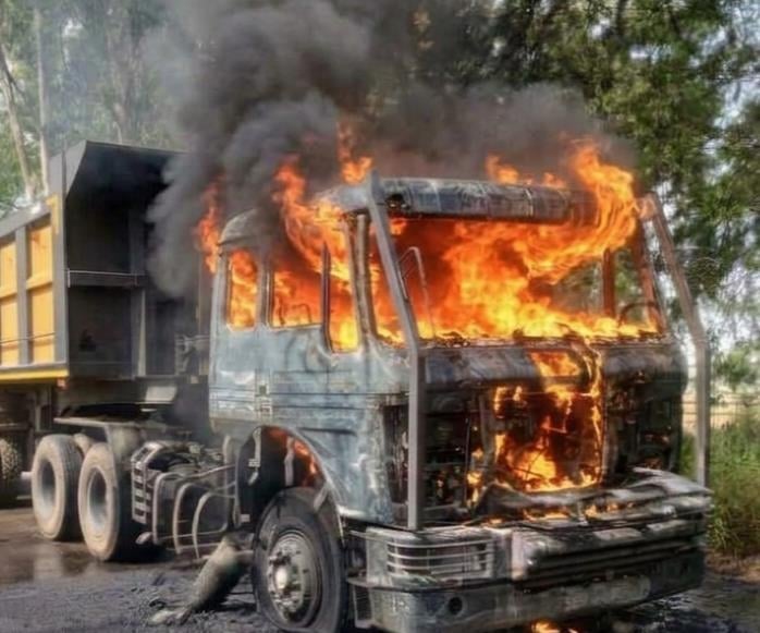 Hathras News: हादसे में युवक की मौत पर भड़की भीड़, डंपर में लगाई आग
