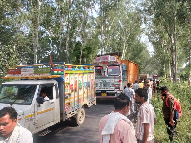 Hathras News: चालक को बचाने के लिए भीड़ से भिड़ गया सिपाही