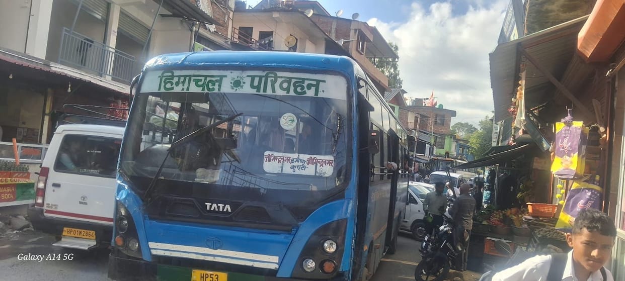 Government bus breaks down near Jogindernagar bus stand; traffic jam lasts for an hour.