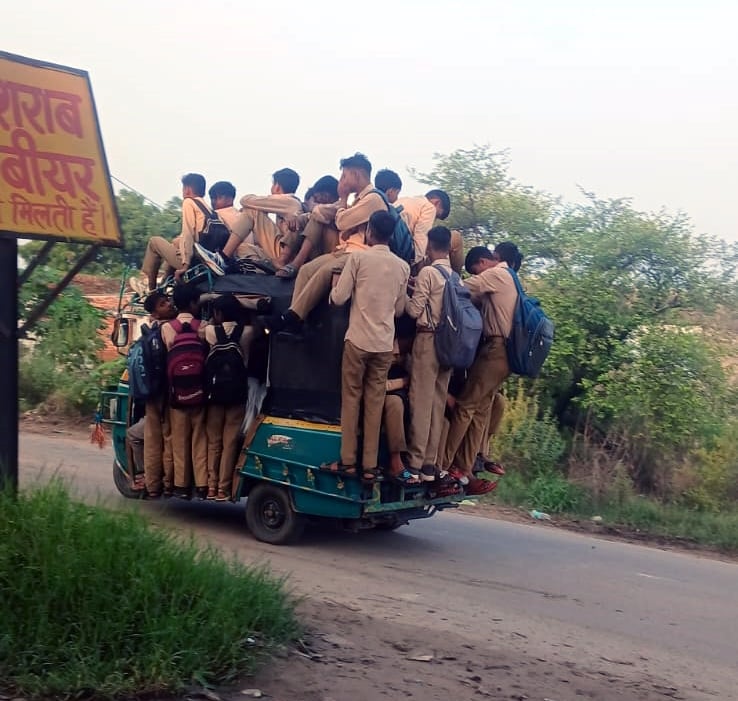 Noida News: टेंपो की छत पर बैठे छात्र, सुरक्षा से खिलवाड़