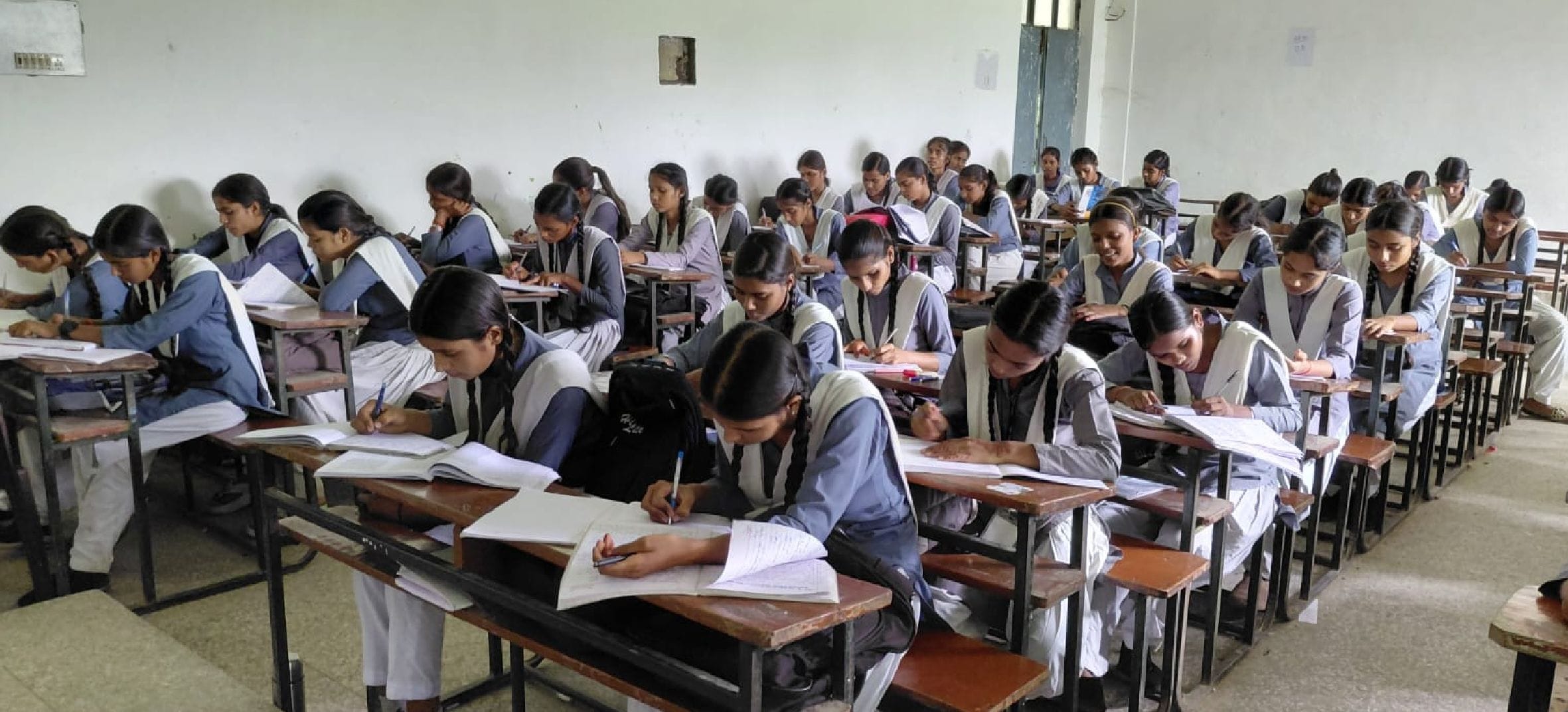 जीजीआईसी मुसाफिरखाना में आयोजित प्रतियोगिता में प्रतिभाग करती छात्राएं। स्रोत: विद्यालय प्रबंधन