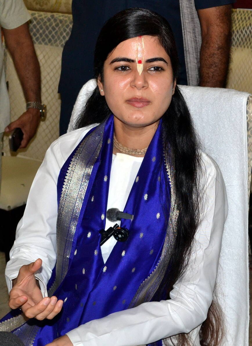 जानकारी देती देवी चित्रलेखा। संवाद