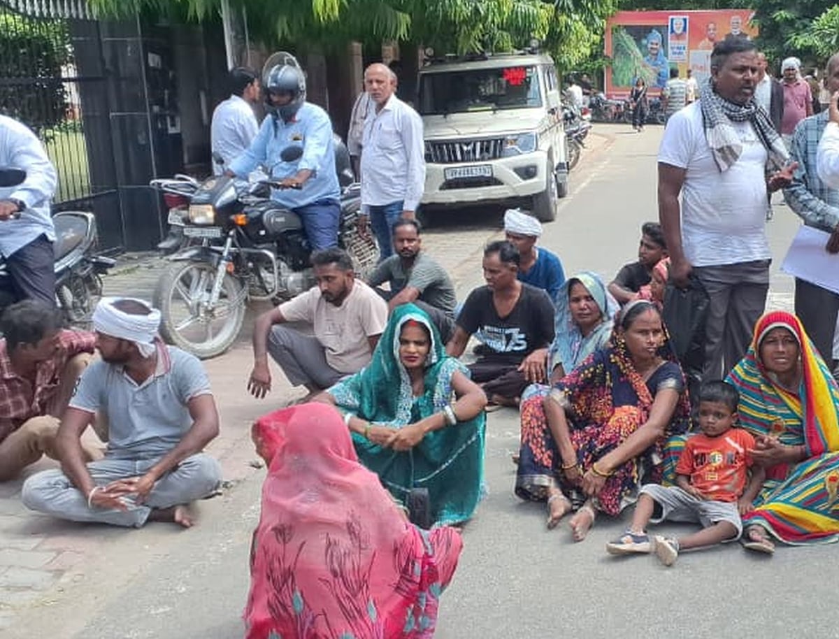 Sultanpur News: झोपड़ी गिराने के विरोध में ग्रामीणों ने किया प्रदर्शन