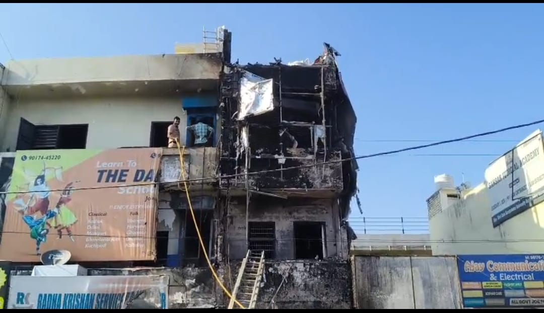 A fire broke out in a three-storey shop at Third Gate; a dance teacher saved her life by jumping from the roof.