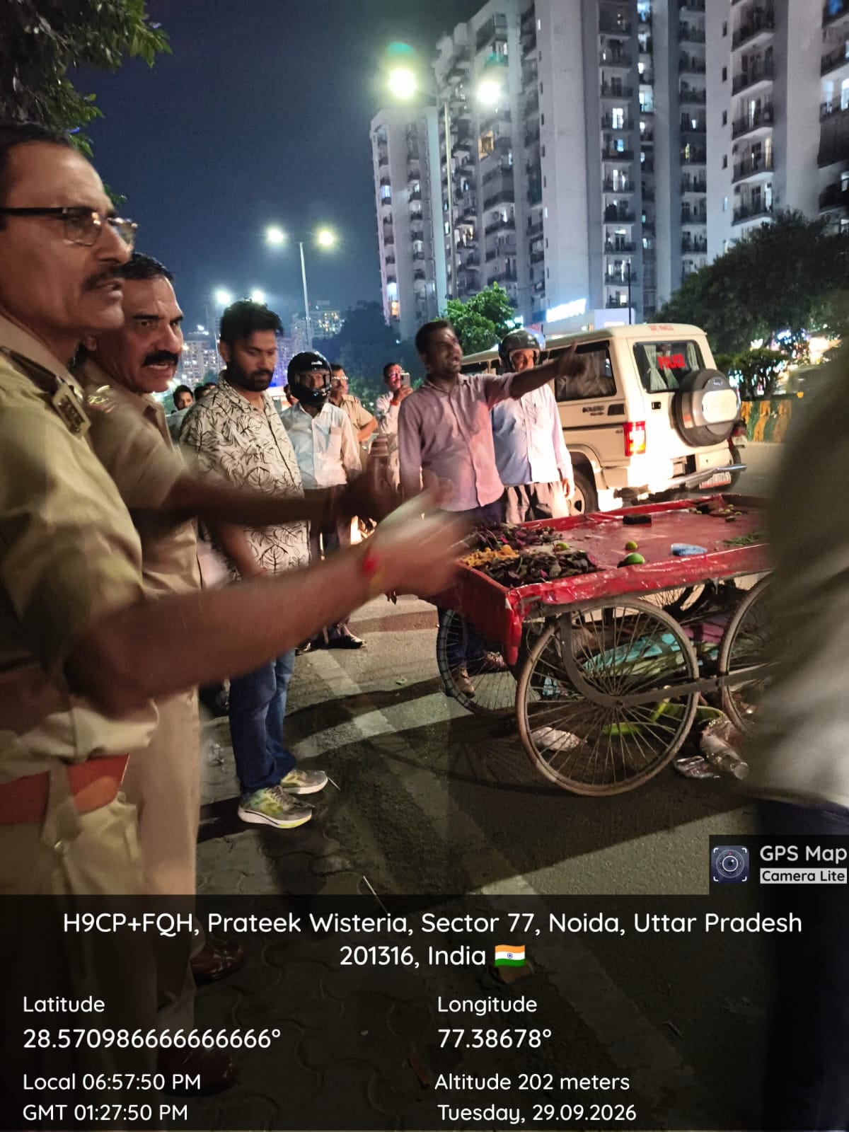 Noida News: अवैध वेंडिंग जोन पर चला बुलडोजर, 20 से ज्यादा दुकानें-रेहड़ियां ध्वस्त