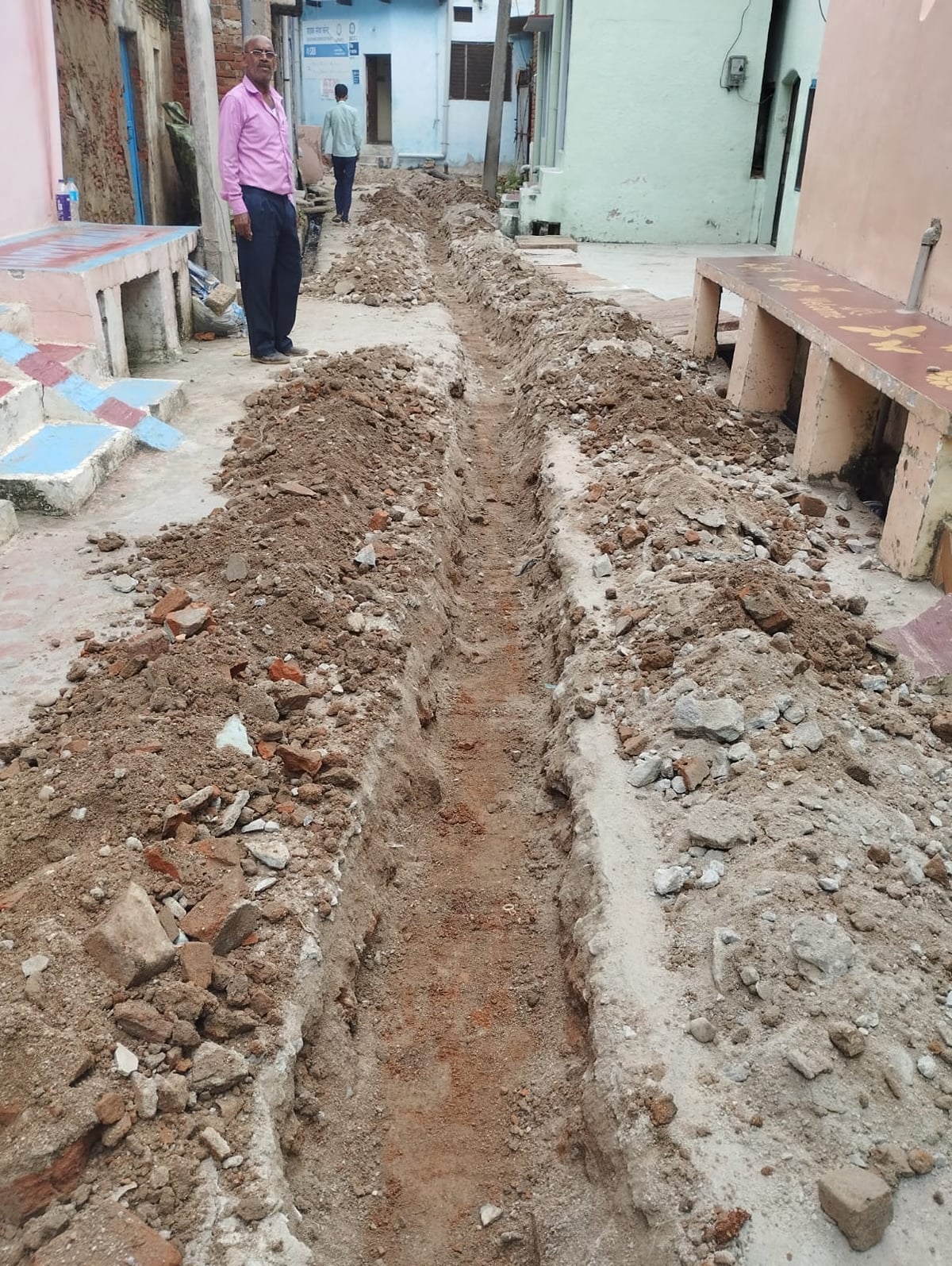 Jhansi News: चुनाव से पहले गांवों की सड़कों की सुध